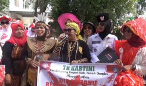 Karnaval Berbaju Unik, Guru TK di Tanbu Peringati HUT-RI