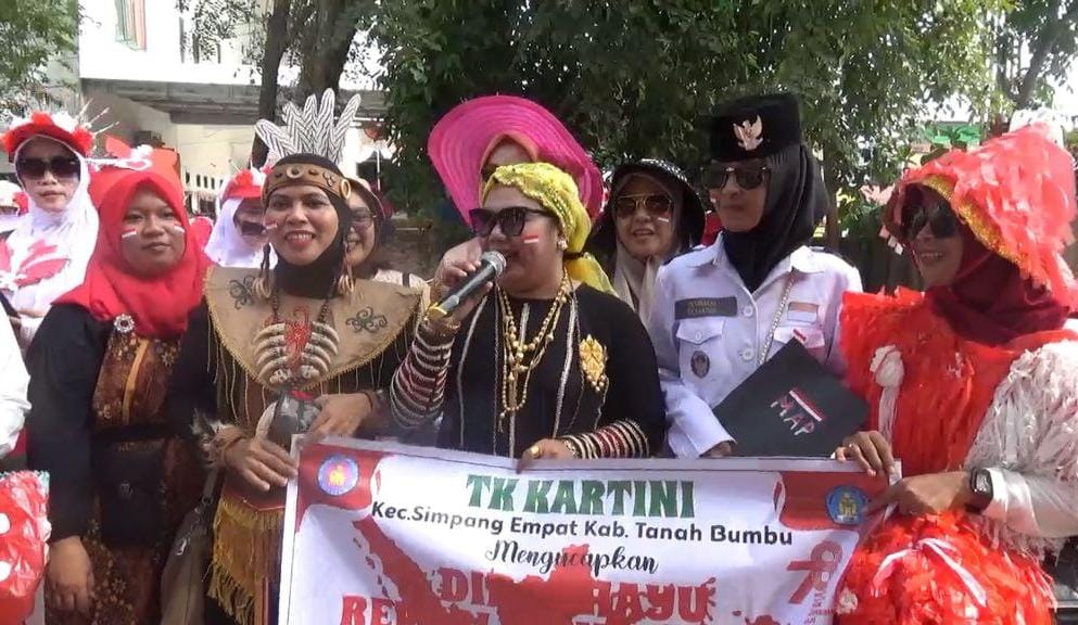 Karnaval Berbaju Unik, Guru TK di Tanbu Peringati HUT-RI