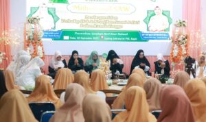 Ketua-DWP-Tanah-Bumbu-Siti-Masitah-Eryanto-Rais-memberikan-sambutan-dalam-Peringatan-Maulid-Nabi-Muhammad-SAW-1448-H-1024x683